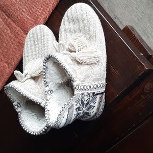 MUK LUKS women's slippers 6 1/2- 7 1/2